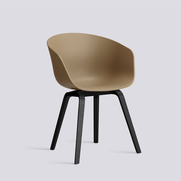 About a chair / AAC22 - zwart getint eiken onderstel