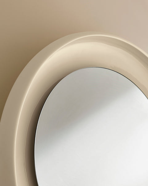 Coque - spiegel rond door Alain Gilles