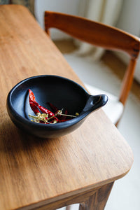 Black pottery - kom met handgreep CH22.1