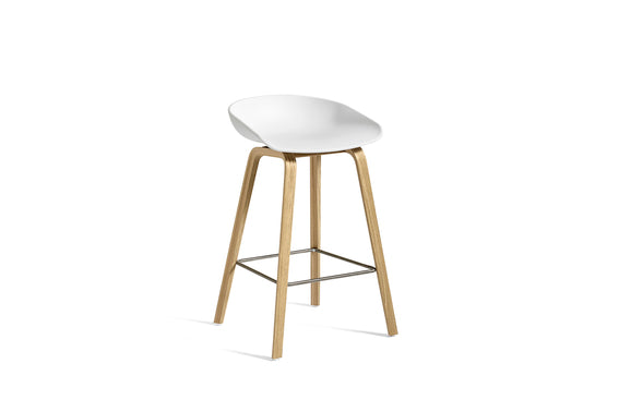 Showroommodel about a stool / AAS 32 / wit