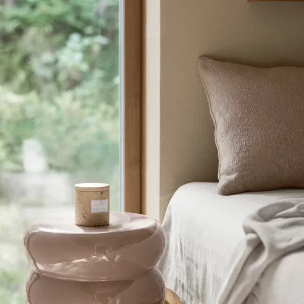 Geurkaars in marmer - travertine/cotton island