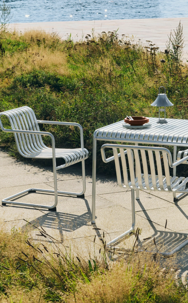 Palissade outdoor brede stoel met arm en met sledepoot - cantilever dining armchair